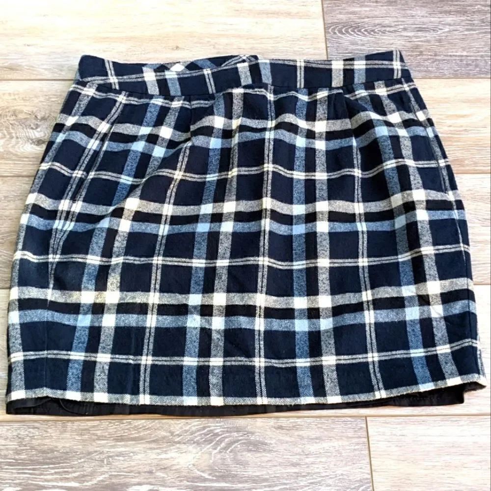 Tommy Hilfiger Plaid Skirt with pockets size 12 blue navy white. 100% cotton